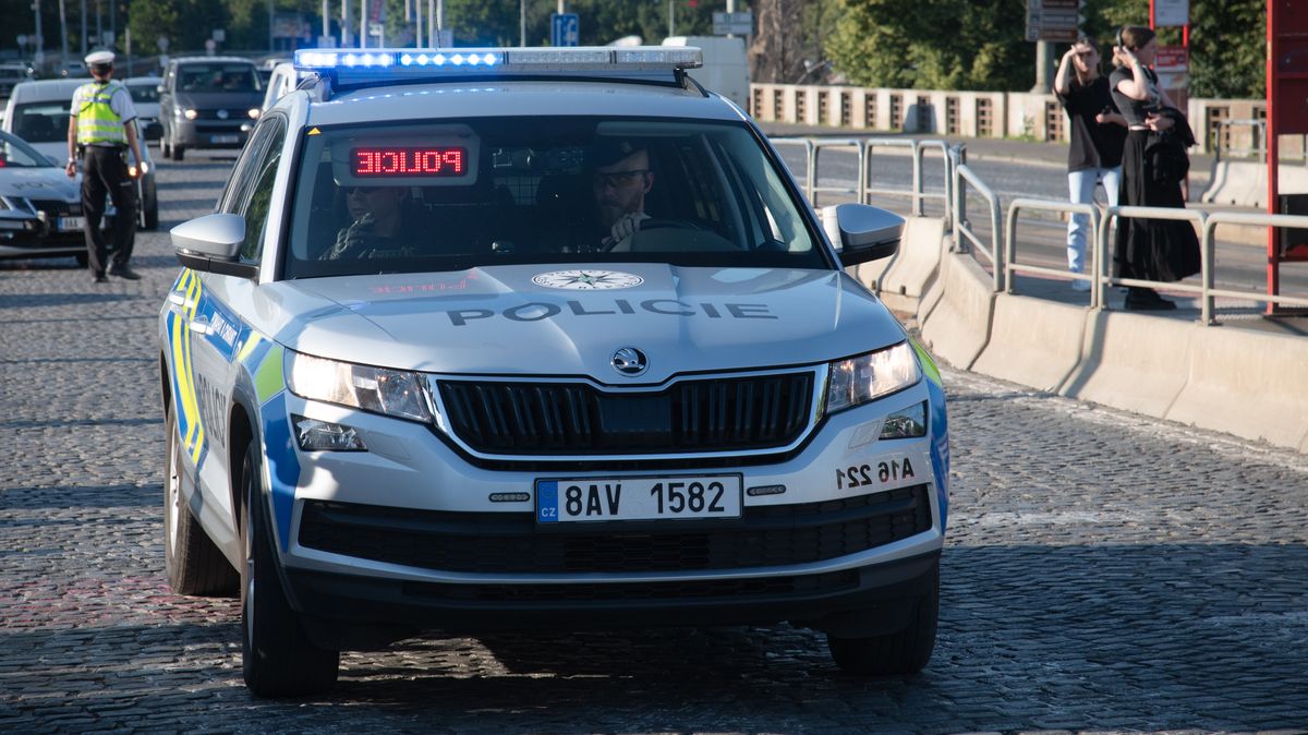 Komando pěti násilníků vtrhlo o půlnoci do bytu v Plzni